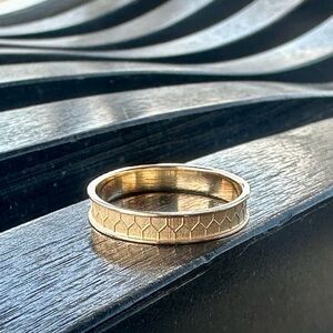 Elegant Gold Women's Ring